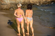 couple de femmes lesbiennes se promenant sur la plage