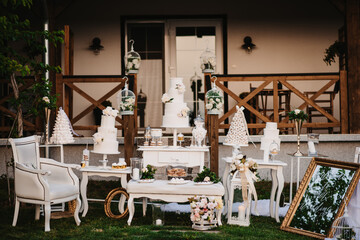 Poster - Beautiful shot of a beautifully decorated white wedding cake outdoors