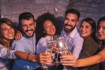 Canvas Print - Friends making a toast for New Year's Eve midnight countdown