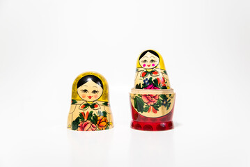 Muñeca matryoshka abierta con motivos florales sobre un fondo blanco