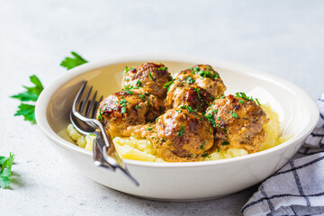 Canvas Print - Swedish meatballs in creamy sauce with mashed potatoes in white plate, gray background. Scandinavian food concept.