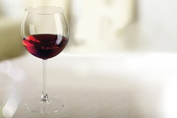 Poster - Red wine in an elegant glass on the desk