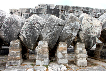 Sticker - Scenic view of the ruins of the Temple of Apollo in Didim, Turkey