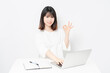 © garage38 - ノートパソコンを使いながらOKサインをする若い女性