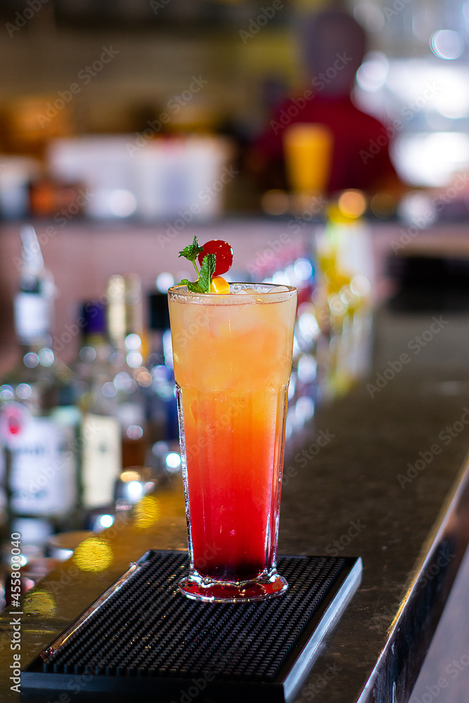 Photo Stock Sex on the Beach. vodka, peach schnapps, orange juice, and  cranberry juice, Virgins on the Beach. cocktail isolated on dark bar  background. | Adobe Stock