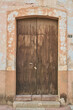 © GERMAN - Fachada de puerta antigua de madera con desgaste de pintura con espacio de copia