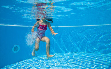 Wall Mural - girl  in swimming pool