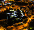 Nocny widok z lotu ptaka, oświetlona Szkoła Podstawowa nr 20 na osiedlu Manhattan, Gorzów Wielkopolski	
