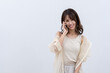 © peach100 - 携帯電話を使う女性