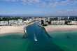 Luftaufnahme, Drohnenaufnahme vom atlantischen Ozean aus auf die Hafeneinfahrt, Durchfahrt zwischen La Baule-Escoublac und Le Pouliguen mit einem Motorboot auf dem Meer, Département Loire-Atlantique, 