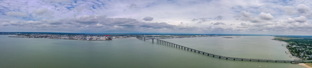  Große Panorama Luftaufnahme, Drohnenaufnahme der Saint-Nazaire-Brücke an der Loire Mündung in den atlantischen Ozean, Mindin, Département Loire-Atlantique, Frankreich