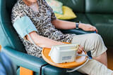 Fototapeta  - 血圧 を 測定 する　シニア　女性【 老人 の 健康管理 】