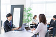 © maroke - 綺麗なオフィスで働く若い会社員