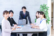 © maroke - 綺麗なオフィスで働く若い会社員