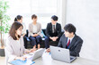 © maroke - ビジネスミーティングをする男女