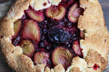 Canvas Print - Detail of the traditional round, plum pie.