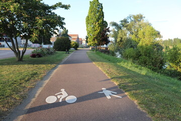 Piste cyclable le long des rives de la riviere Saone, ville de Chalon sur Saone, département Saone et Loire, France