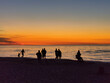 Ludzie i zachód słońca nad morzem bałtyckim