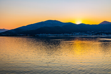 Poster - Lever de Soleil sur le port de Ladochori en Grèce