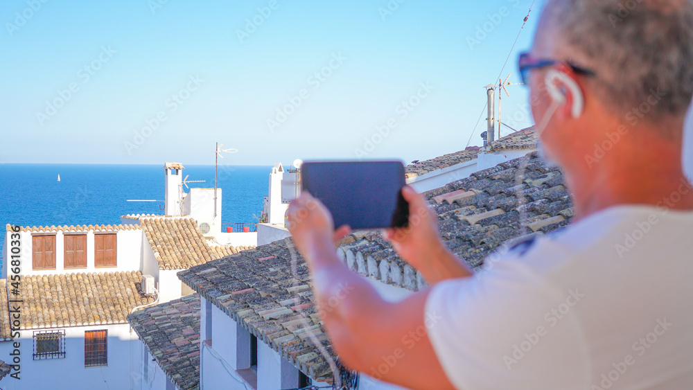 Credential Assimilation snap Hombre De Mediana Edad De Vacaciones En Altea Con Tablet En Video  Conferencia Y Gafas De Sol Wall Mural-Tonikko