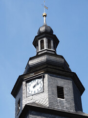 kirchturm mit kirchturmuhr