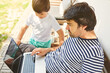 © Robert Kneschke - Vater am Laptop Computer mit seinem Sohn