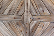 Holzwand dekorativ gestaltet. Holzpanel auf altem Bauernhaus. Decorative designed wooden wall. Wooden panel on an old farmhouse.