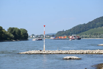 Canvas Print - Rhein zwischen Bad Honnef und Bonn mit Schiffen und Untiefenkennzeichen