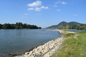 Canvas Print - Rhein zwischen Bad Honnef und Bonn mit Schiffen und Untiefenkennzeichen