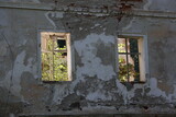 Fototapeta  - Stary rozwalający się dom z cegły w promieniach słońca. 