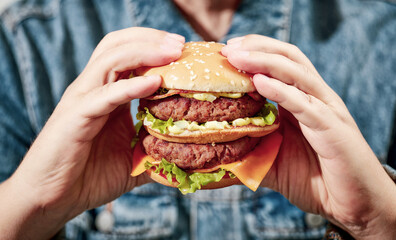 Canvas Print - burger in human hands