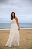 Fototapeta Na drzwi - Junge schöne Braut im Hochzeitskleid am Meer