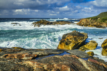 Poster - Scenic shot of wild waves breaking on the shore of the south of Australia under the cloudy sky