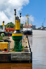 Wall Mural - Emden Stadthafen m it Liegeplatz und Reparaturwerft Wasser-und Schifffahrtsamt