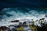 Fototapeta  - Fale Morza Śródziemnego  obijające się o skały