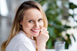 © deagreez - Photo portrait woman blonde hair wearing white clothes smiling cheerful staying at home