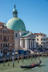 Gondola navegando por el Gran Canal de Venecia frente a la Iglesia de San Simeon Piccolo 