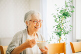 ご飯を食べる高齢者女性
