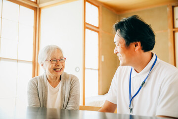 Poster - 在宅介護を受ける高齢者女性
