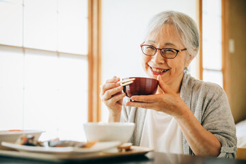 Sticker - 和室で食事を食べる高齢者女性（味噌汁）
