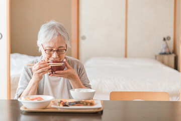 Sticker - 和室で食事を食べる高齢者女性（味噌汁）
