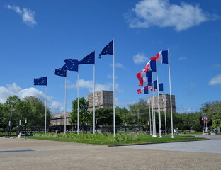 Wall Mural - Le Havre. Mairie de la ville du Havre avec drapeaux français et européens. Ciel Bleu.
