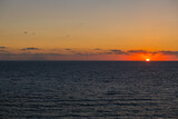 Fototapeta  - Z prawej strony zachodzące słońce a z lewej widoczny wulkan Stromboli