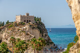 Fototapeta Fototapety z widokami - klasztor na wzgórzu na tle pięknego morza i samotnej żaglówki