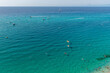 turyści pływający na materacach i uprawiający sporty wodne u wybrzeża Tropea w Kalabrii