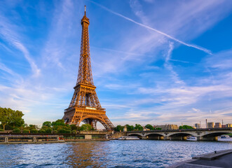 Fototapete - Paris Eiffel Tower and river Seine at sunset in Paris, France. Eiffel Tower is one of the most iconic landmarks of Paris