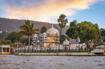 Fototapete - Jag Mandir an ancient palace built in the year 1628 on an island in the Lake Pichola at Udaipur, Rajasthan India