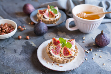 Wall Mural - Tartlets filled with Greek yoghurt, figs, hazelnuts and honey