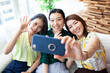 スマートフォンのWEBカメラでビデオ通話する日本人の大人女性