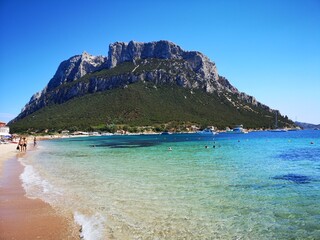 Wall Mural - Insel Tavolara Sardinien - Naturparadies und Traumstrände mit rosa Sand